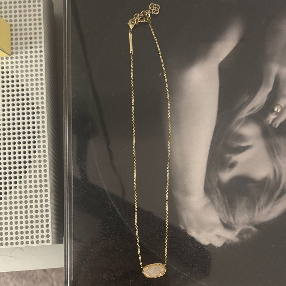Kendra scoot Gold Necklace with Oval Pendant